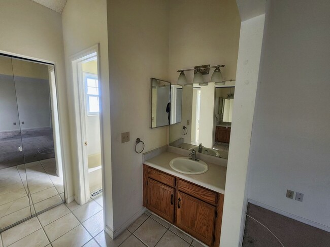 Building Photo - Bright 2 Bed, 2 Bath Condo for Rent in Arv...