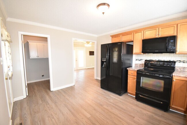 Building Photo - 4 Bedroom and 2 Bath Home- Updated (Pets N...