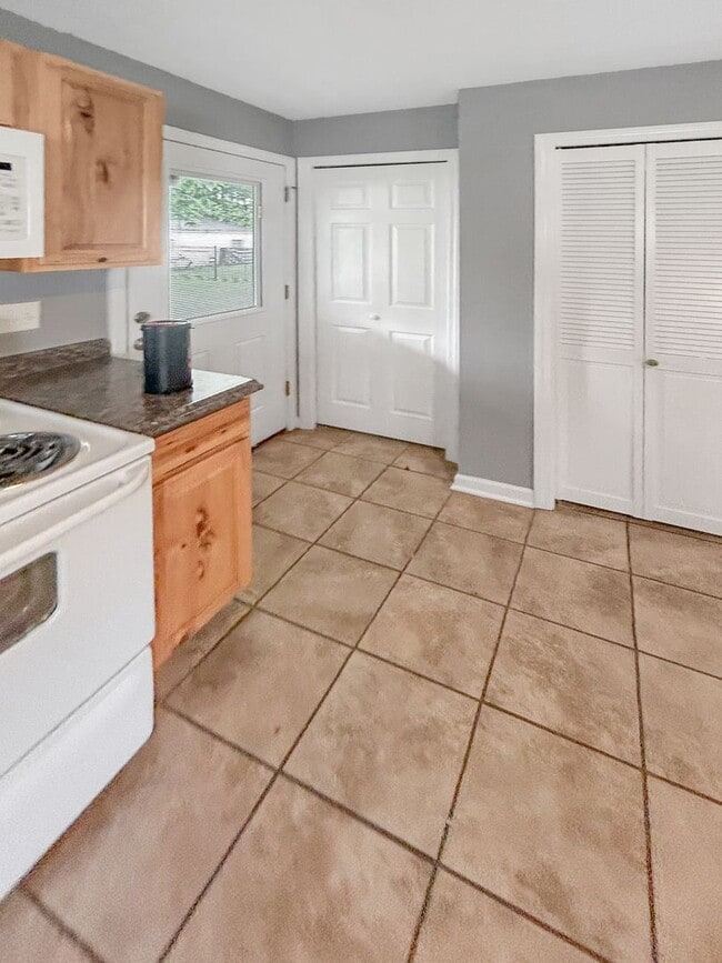 Building Photo - Welcome to this charming 2-bedroom, 1-bath...