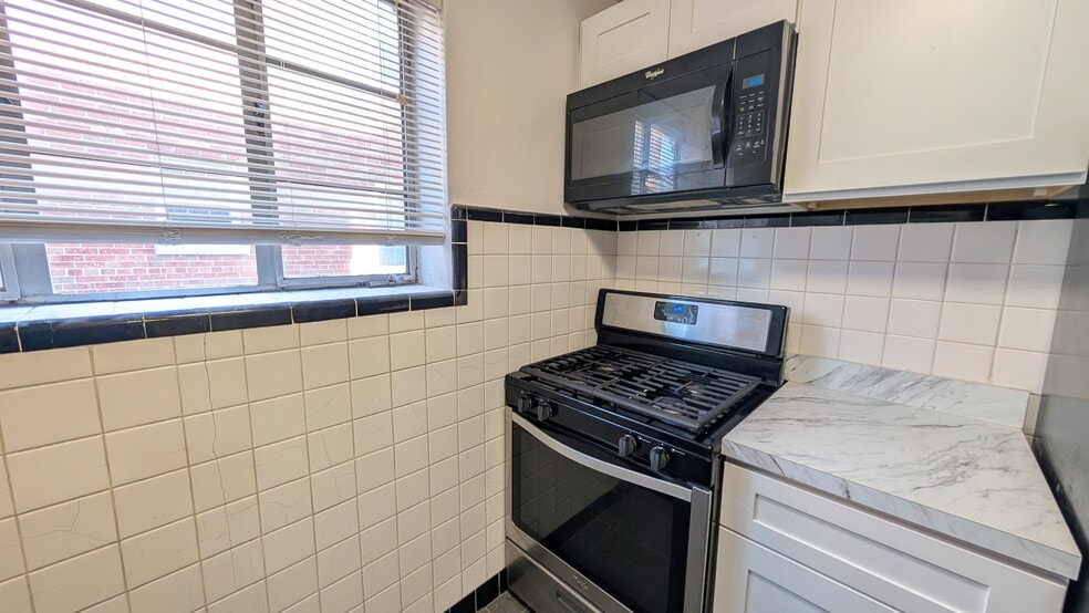 Building Photo - 5825 Sunshine Dr