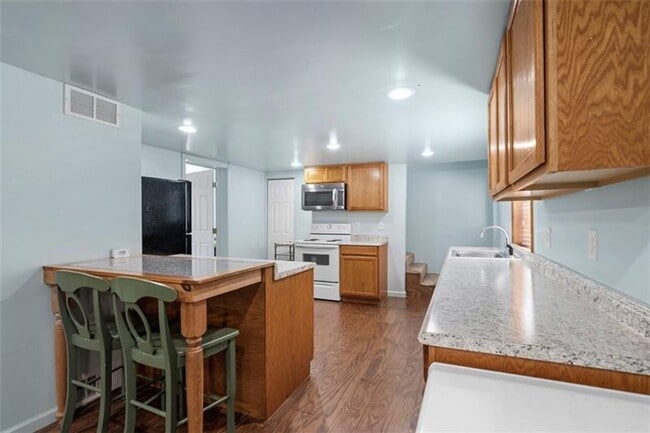 Building Photo - 3-Bedroom Home in Carrick on Private Street