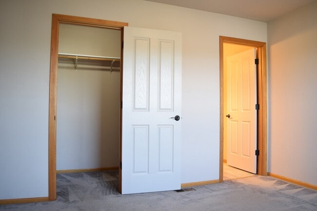 Building Photo - No Screening Fees! Beautiful 3 bed 2.5 bath townhome for rent!