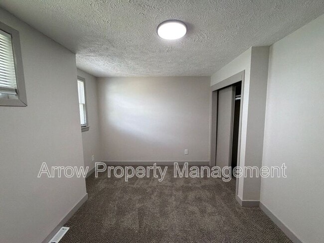 Building Photo - 622 New Hampshire St
