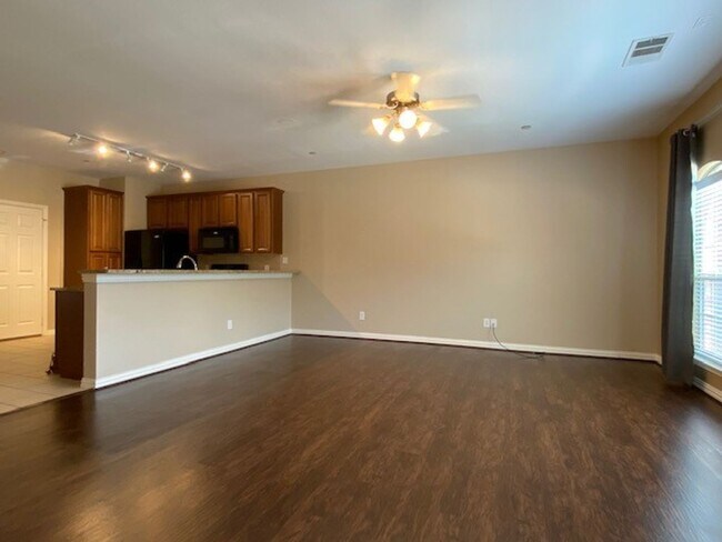 Building Photo - Lovely 2 bedroom townhome in very desirabl...