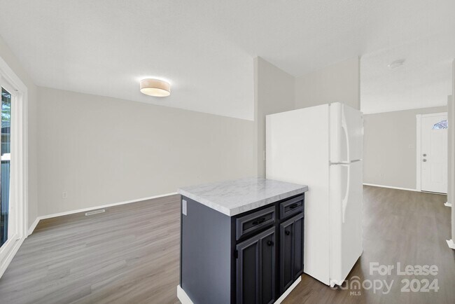 Building Photo - 6230 Holly Knoll Dr