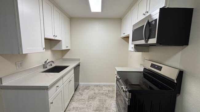 Building Photo - Renovated 2 Bedroom 1 Bath Condo w/ Balcony! -- Available Now !!!