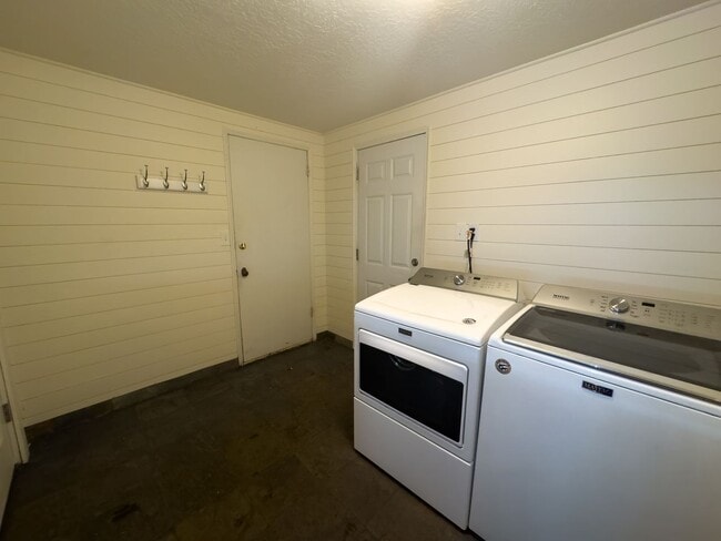 Building Photo - MOVE IN SPECIAL - Charming 2 Bed 1 Bath Home on Fenced Corner Lot in desired South Salem Neighbor...