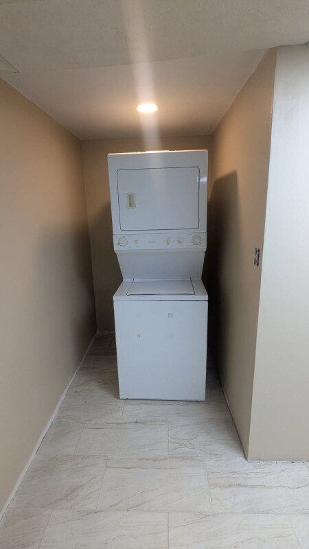 Building Photo - 5010 Lakemont Dr