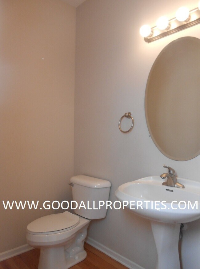 Building Photo - Spacious 4 Bedroom Home in Urbandale