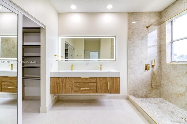 Building Photo - 5363 SW 38th Ave