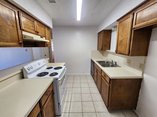 Building Photo - Charming 2 bedroom Duplex in Burleson