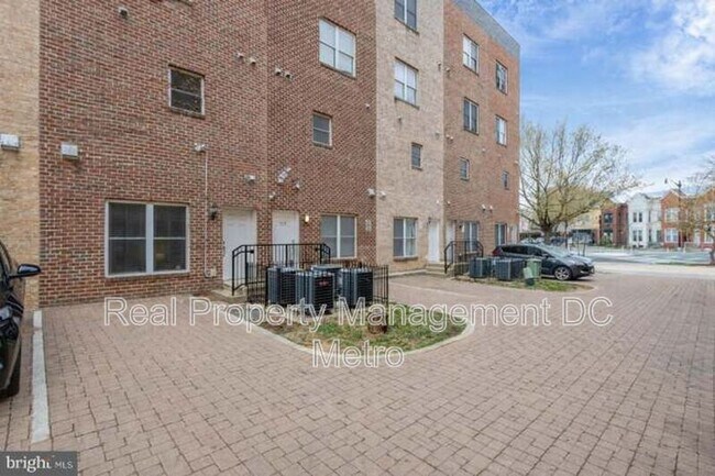 Building Photo - 927 12th St NE
