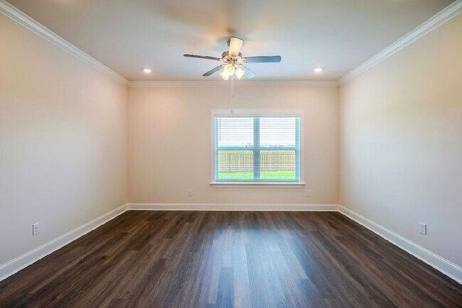 Building Photo - Fenced yard, great location