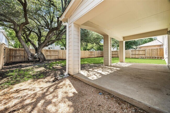 Building Photo - 2212 Clover Ridge Dr
