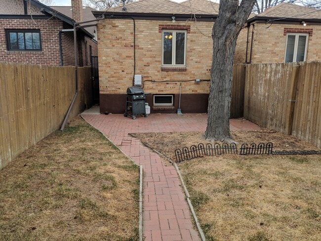 Building Photo - Alamo Placita Adorable 3 Bed 2 Bath Bungalow w/ CACH, Garage, Fenced Yard & More