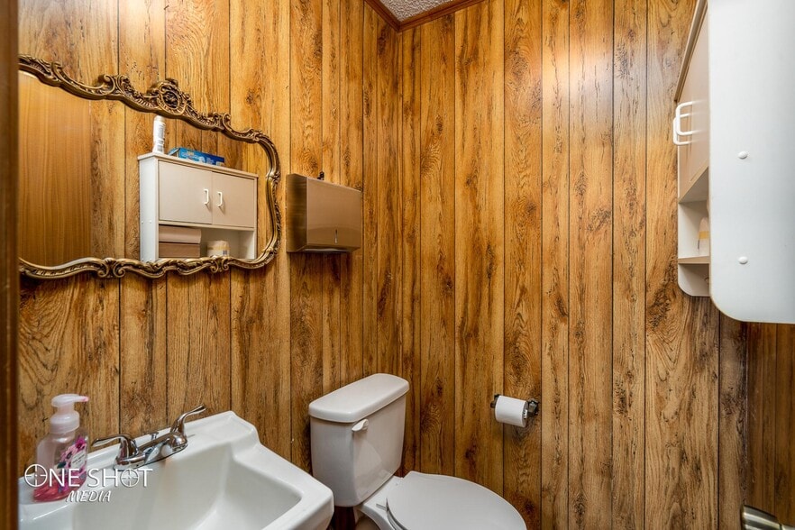 Building Photo - 216 Oak St