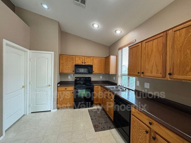 Building Photo - 18151 N Fiesta Dr