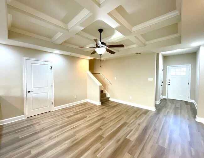 Building Photo - **APPLICATION RECEIVED** Three Bedroom Townhome in Prime Location! Close to New IKEA, I-35, Forum...