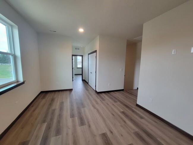 Building Photo - New 3 bedroom, 2 bathroom Town home in Pri...