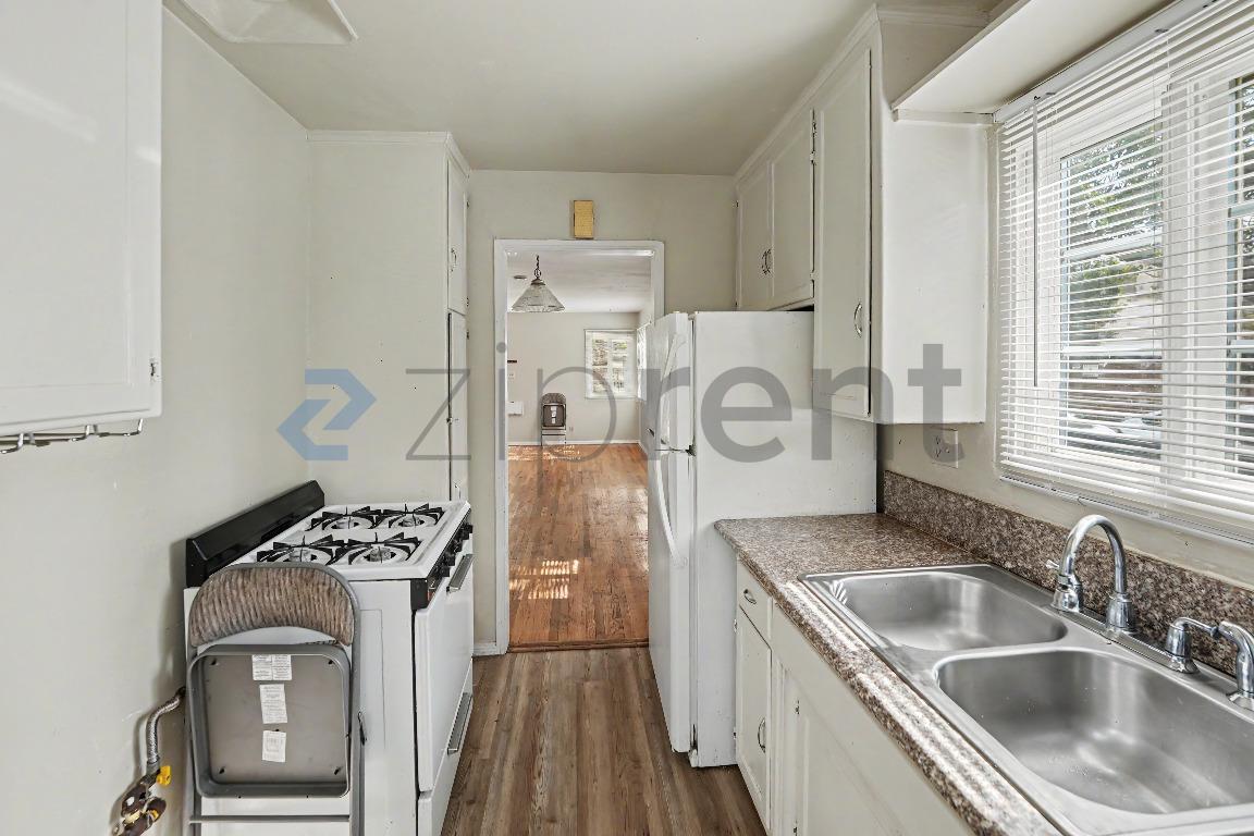 Building Photo - Unit