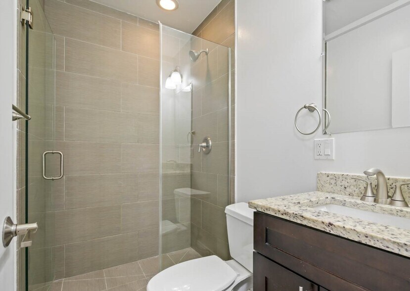 Building Photo - 1346 W Howard St