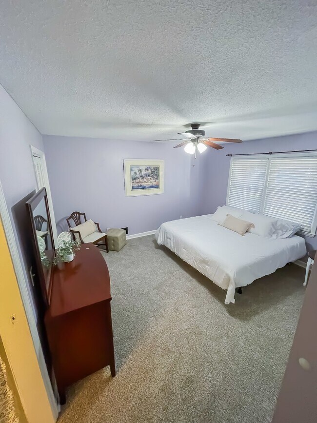 Building Photo - Spacious Stay for Crews | 4BR + Parking + ...