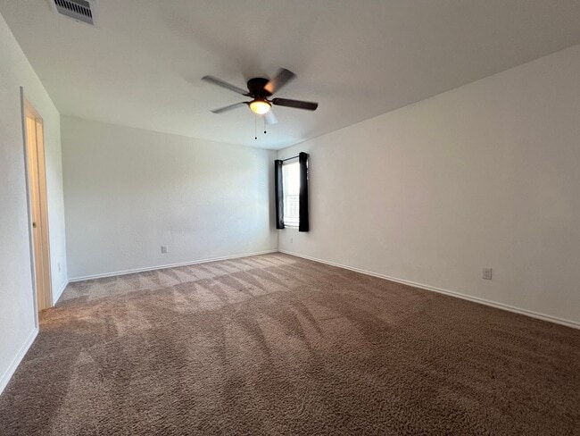Building Photo - NEWER 4BDRM HOME IN LONDON ISD!