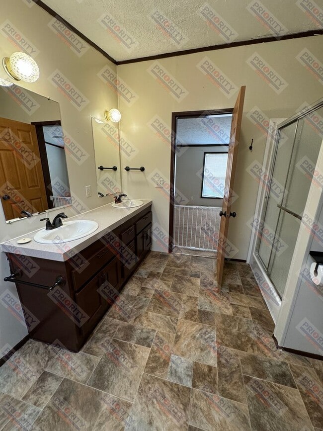 Building Photo - Spacious 4 bedroom single family home