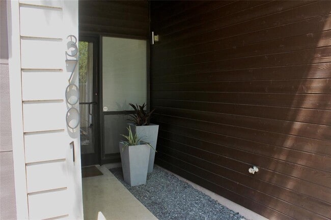 Building Photo - 3700 Garden Villa Ln