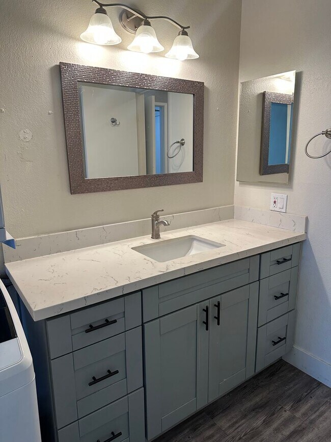 Building Photo - 1 Bedroom Condo - La Mesa
