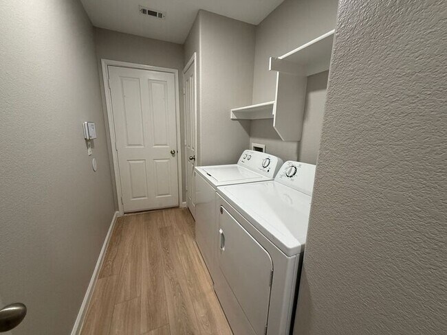 Building Photo - 1909 Morning Dove Dr