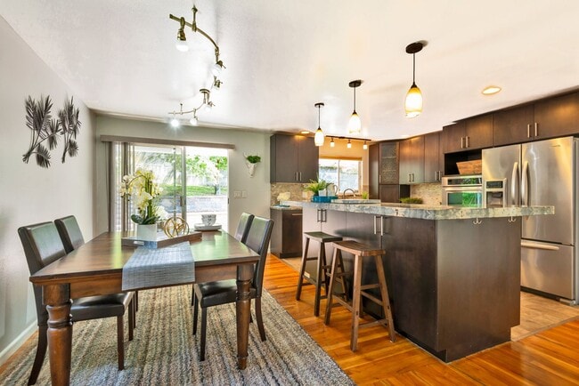 Building Photo - Spacious 3 Bed, 2.75 Bath Seward Park Home!
