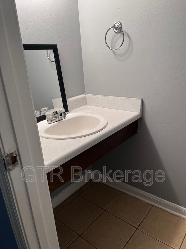 Building Photo - 2584 Stratford Ln