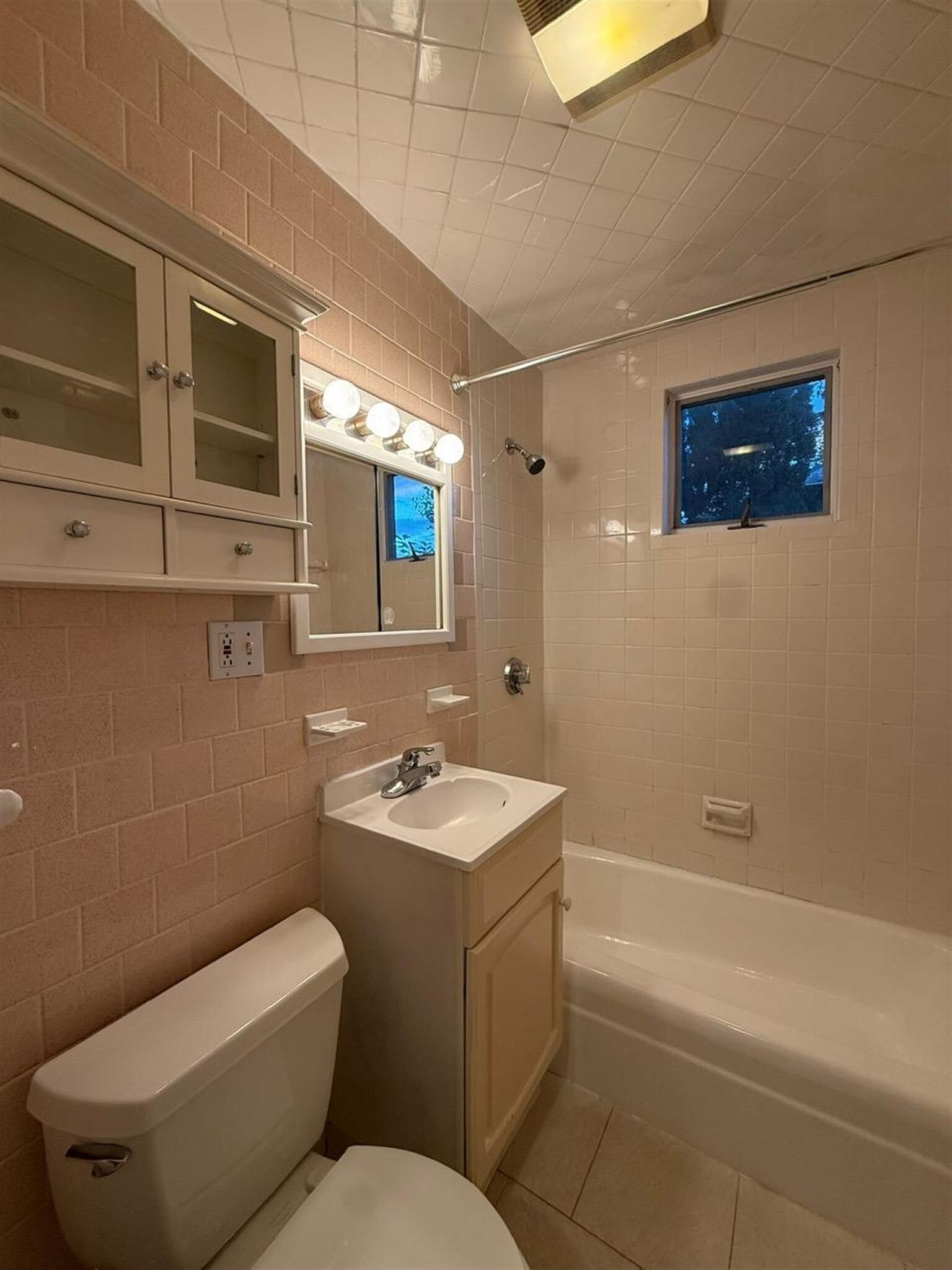 Building Photo - 110 W Quincy St