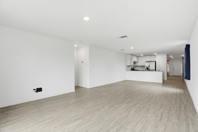 Building Photo - Spacious Southwest San Antonio Home Near Lackland AFB & Major Highways