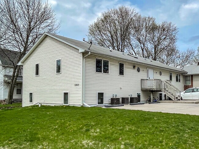 Building Photo - 1007 Lincoln Way
