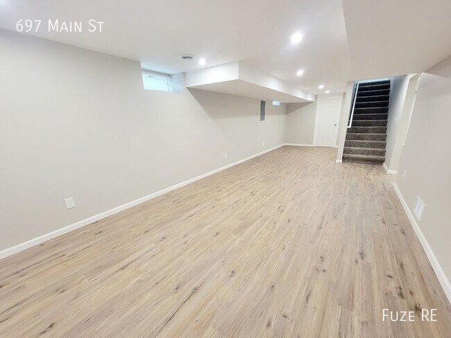 Building Photo - 697 Main St