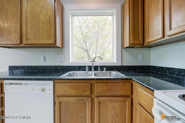 Building Photo - 430 E 14th Ave