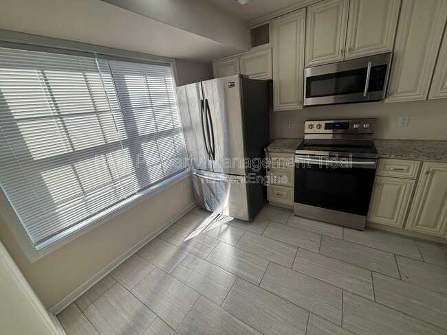 Building Photo - 459 Charter Oak Dr