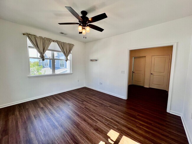 Building Photo - Luxurious 2-Bed Home with Gourmet Kitchen ...