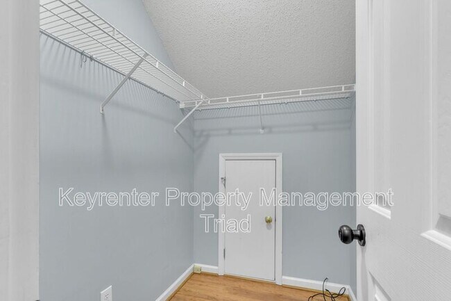 Building Photo - 3391 Valley Crossing Dr