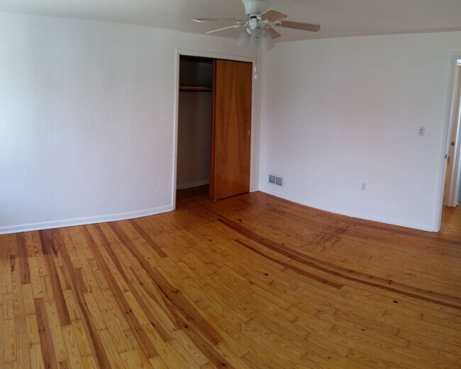 Building Photo - Southside Flats Recently Renovated 3 bedro...