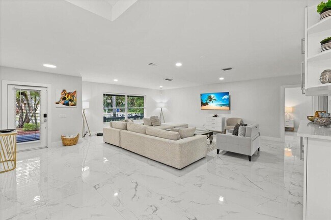 Building Photo - 5136 Beechwood Rd