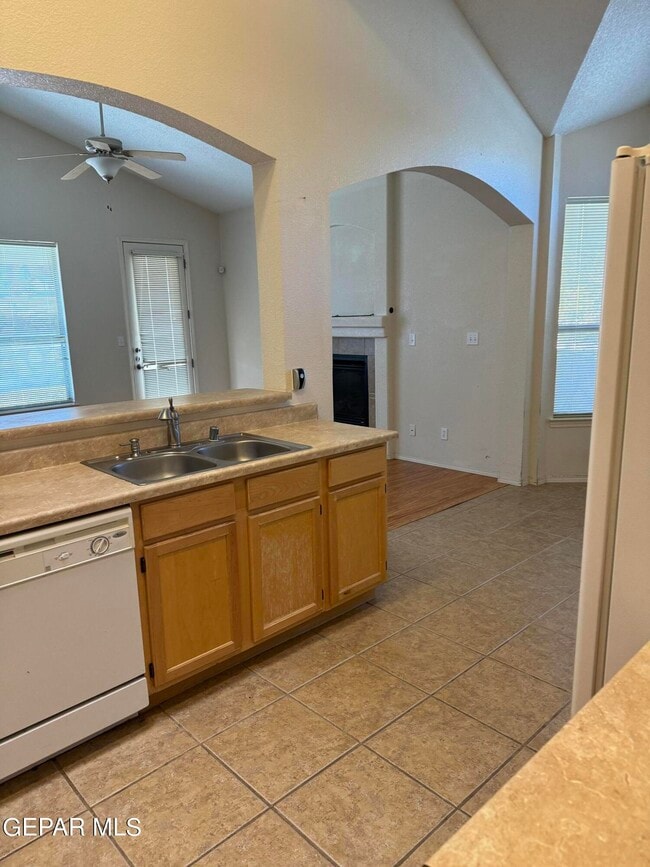 Building Photo - 10899 Northview Dr