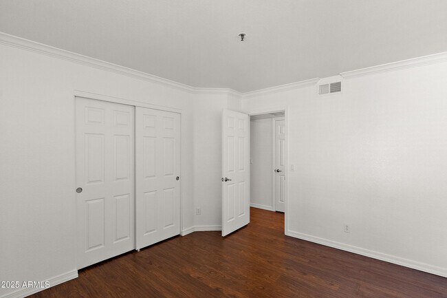 Building Photo - 2025 E Campbell Ave