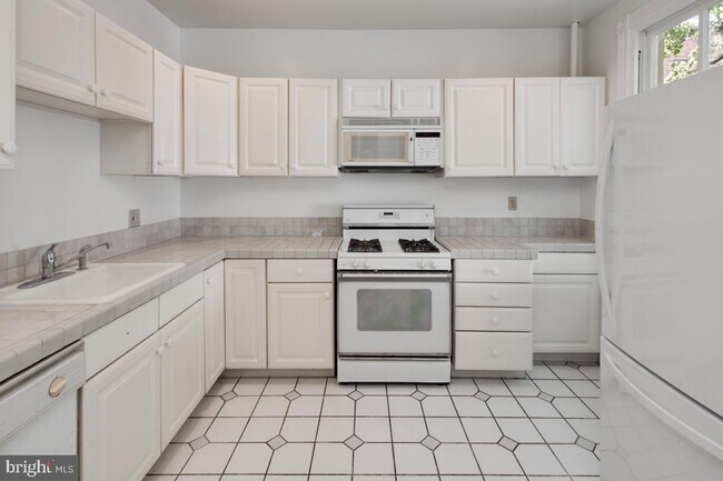 Building Photo - 1322 35th St NW