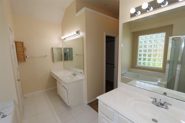 Building Photo - 1611 Maryvale Dr