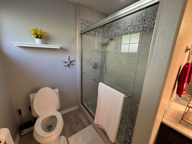 Building Photo - Spacious, updated and inviting