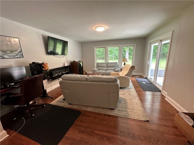 Building Photo - 6840 Haskell Dr