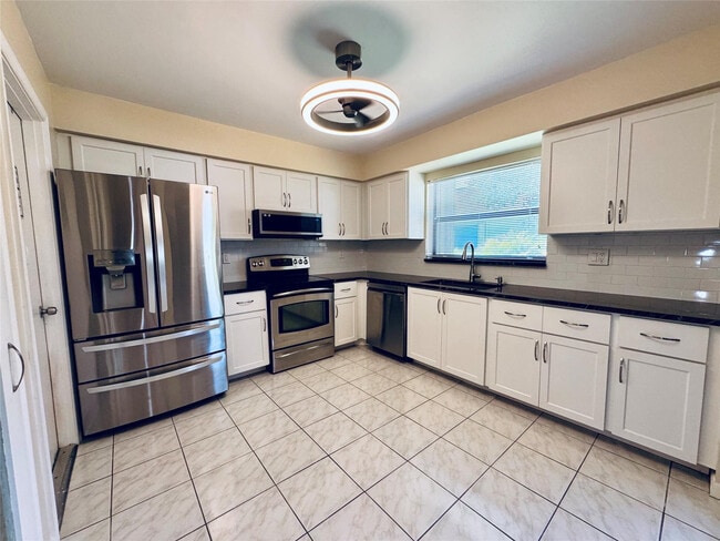 Building Photo - 9870 Pecan Tree Dr